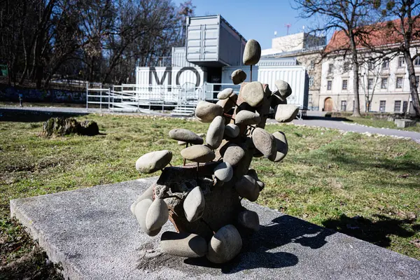 Lviv, Ukrayna - Nisan 06, 2025: Dış mekandaki metal çubuklardaki taşlardan yapılmış soyut heykel, Geçici Modül. 