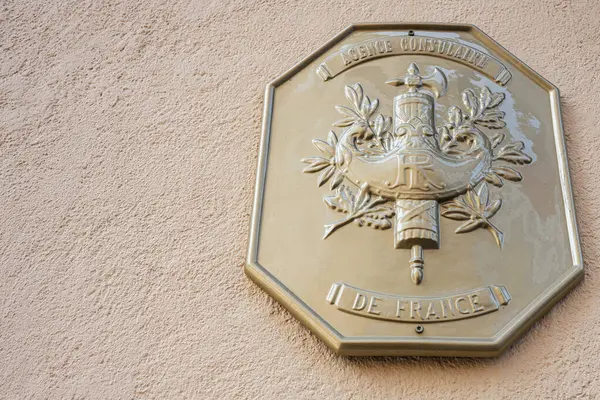 Lviv, Ukrayna - Nisan 06, 2025: Dış duvarda Fransız konsolosluğunun amblemini gösteren altın plaket