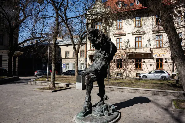 Lviv, Ukrayna - Nisan 06, 2025: Bronz bir heykel Franz Xaver Wolfgang Mozart Lviv, Ukrayna 'daki tarihi binaların yakınlarındaki bir açık şehir parkında.