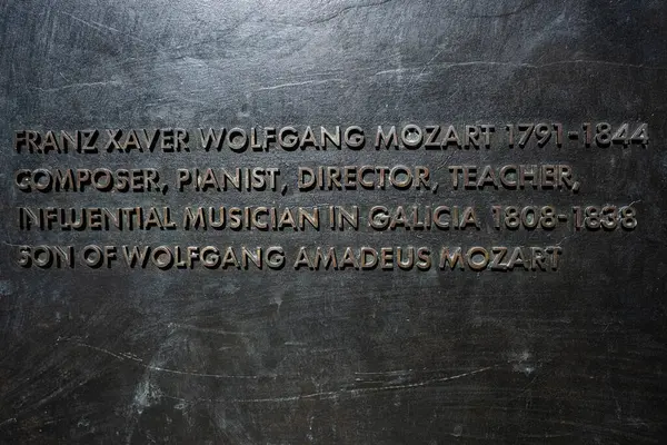 Lviv, Ukrayna - Nisan 06, 2025: Lviv, Ukrayna 'da müzisyen Franz Xaver Wolfgang Mozart' ın katkılarını kutlamak için kazınmış tarihi plaket.