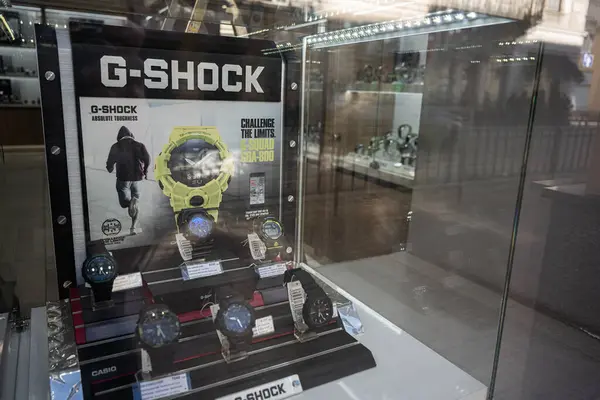 Lviv, Ukrayna - Nisan 06, 2025: G-Shock saatleri cam bir kutuda sergileniyor, çeşitli engebeli stilleri vurguluyor.