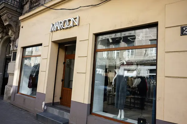 Lviv, Ukrayna - Nisan 06, 2025: İyi tasarlanmış bir Maroon mağazasının vitrininde şık mankenler sergilendi
