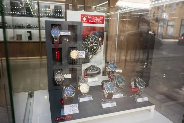 Lviv, Ukrayna - Nisan 06, 2025: Hanowa İsviçre askeri saatlerini Lviv, Ukrayna 'da sergileyen mağaza penceresinin yansıması.