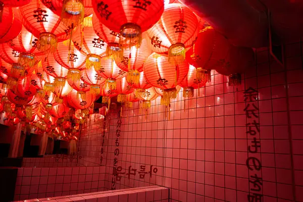 Lviv, Ukrayna - Nisan 06, 2025: Çince karakterli dekoratif kırmızı fenerler güzel döşenmiş iç mekanı aydınlatıyor.