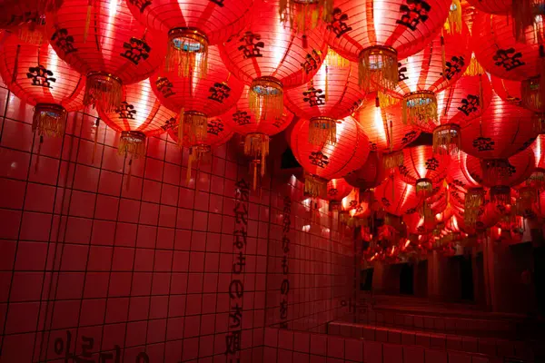 Lviv, Ukrayna - Nisan 06, 2025: Canlı bir kırmızı fener dizisi kültürel ambiyansla döşenmiş bir seriyi dekore ediyor.