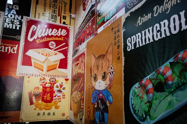 Lviv, Ukrayna - Nisan 06, 2025: Kültürel ve gıda betimlemeleri içeren Çin temalı posterlerle süslenmiş canlı bir duvar