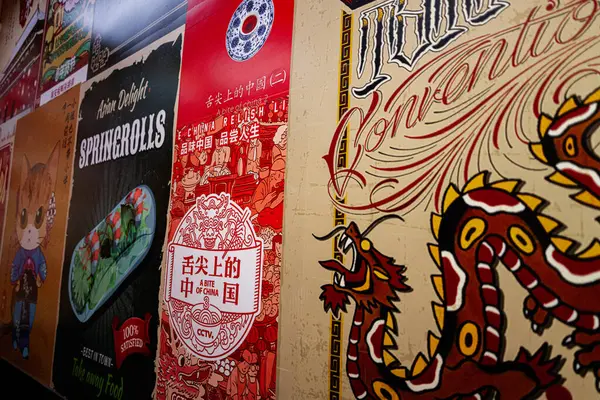 Lviv, Ukrayna - Nisan 06, 2025: Asyalı sanat eserleri ve yaratıcı tasarımların sergilendiği canlı bir poster sergisi