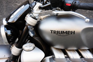 Lviv, Ukrayna - Nisan 06, 2025: Triumph motosikletinin ayrıntılı görüntüsü, amblemi ve bileşenleri sergileniyor.