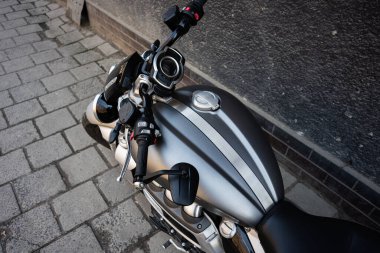 Lviv, Ukrayna - Nisan 06, 2025: Motosiklet Triumph Rocket III gidon ve benzin deposu sokak arkaplanında, yakın görüş açısı