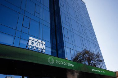 Lviv, Ukrayna - Nisan 06, 2025: Glass Ukr Exim Bank ofis binası gökyüzünü yansıtan ve kurumsal enerji çözümlerini destekleyen dış yapı.