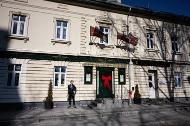 Lviv, Ukrayna - Nisan 06, 2025: Parlak güneş ışığıyla süslenmiş Sherlock Holmes otel girişi