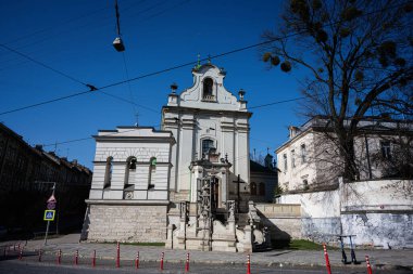 Lviv, Ukrayna - Nisan 06, 2025: Padua 'dan Aziz Anthony' nin klasik mimari kilisesi ve Lviv, Ukrayna 'daki karmaşık yapılar.