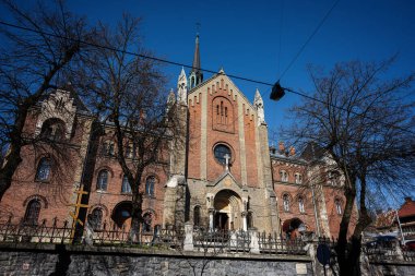 Lviv, Ukrayna - Nisan 06, 2025: Kırmızı tuğlalı tarihi John Chrysostom Kilisesi keskin mimarisi, güzelliği ve geleneksel tasarımı vurguluyor