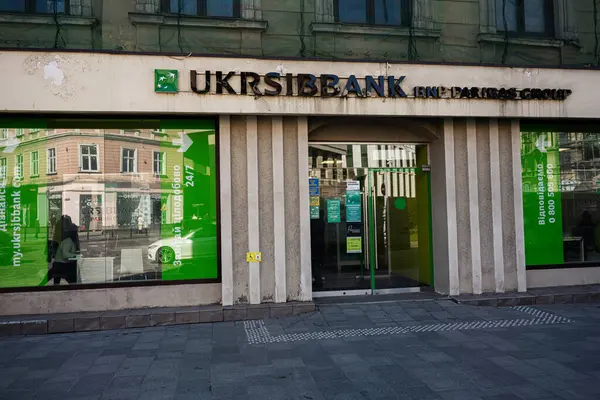 Lviv, Ukrayna - Nisan 06, 2025: Kentte bulunan bir Ukrsibbank BNP Paribas Group banka şubesinin ön girişi ve imzası