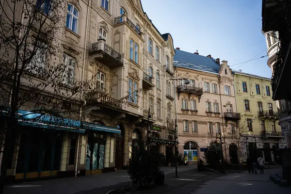 Lviv, Ukrayna - Nisan 06, 2025: Lviv, Ukrayna 'da sakin bir sokakta süslü cepheleri ve balkonları olan süslü tarihi binalar.