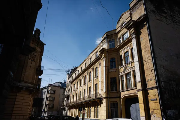 Lviv, Ukrayna - Nisan 06, 2025: Ukrayna 'nın başkenti Lviv' de tarihi binaların parlak güneş ışığı ve açık bir gökyüzü altında çekilmesi.
