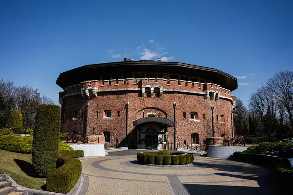 Lviv, Ukrayna - Nisan 06, 2025: Güneşli bir günde Lviv, Ukrayna 'da çekilmiş bahçeli güzel tuğladan bir kale..