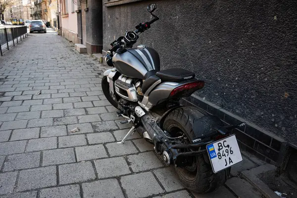 Lviv, Ukrayna - Nisan 06, 2025: Şehrin kaldırımlarında metalik bir kaplama parketmiş şık bir Triumph Rocket III motosikleti