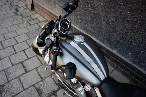 Lviv, Ukrayna - Nisan 06, 2025: Motosiklet Triumph Rocket III gidon ve benzin deposu sokak arkaplanında, yakın görüş açısı