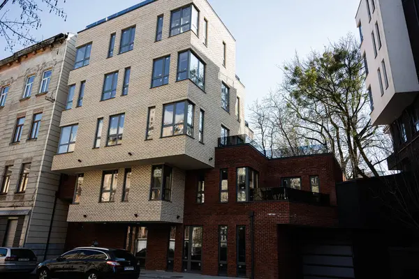 Lviv, Ukrayna - Nisan 06, 2025: Tuğla cephe ve modern mimari element Lviv, Ukrayna.