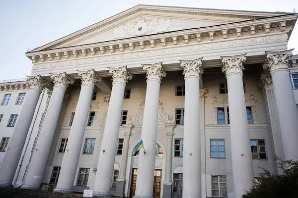 Lviv, Ukrayna - Nisan 06, 2025: Ukrayna 'daki dekoratif sütunlar ve tarihi mimari ayrıntılar. Stepan Gzhytskyi Ulusal Veterinerlik Tıp ve Biyoteknoloji Üniversitesi Lviv