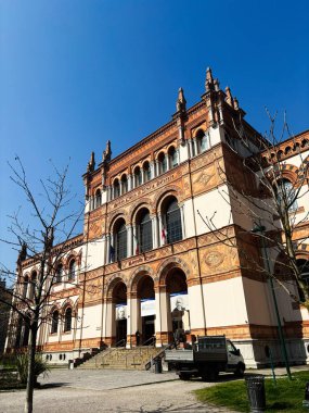 Milan, İtalya - 26 Mart 2025: Milano, İtalya 'daki güzel tarihi bina, açık bir gökyüzü altında dekoratif mimari sergileniyor