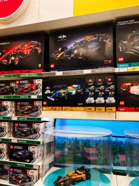 Milan, İtalya - 26 Mart 2025: LEGO Formula 1 modelleri bir oyuncakçıda raflarda sergilendi.