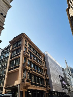 Milan, İtalya - 26 Mart 2025: Açık mavi gökyüzü altında tarihi ve modern binaların güzel bir karışımı