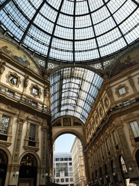 Milan, İtalya - 26 Mart 2025: Milano 'dan Vittorio Emanuele II' nin muhteşem tasarımı ile bilinen zarif yapısı