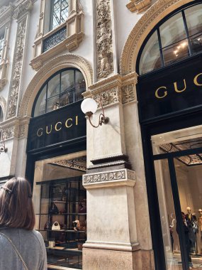 Milan, İtalya - 26 Mart 2025: Gucci mağazası Milano, İtalya 'da lüks mallar ve dekoratif mimari ayrıntılar sergiliyor.