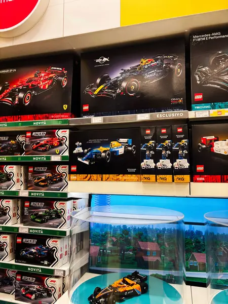 Milan, İtalya - 26 Mart 2025: LEGO Formula 1 modelleri bir oyuncakçıda raflarda sergilendi.
