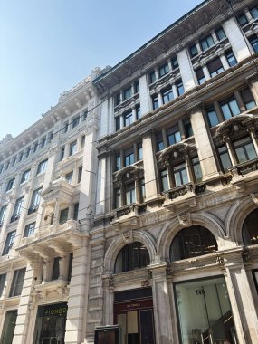 Milan, İtalya - 26 Mart 2025: Milano, İtalya 'da bulunan zarif mimari cephe tarihi tasarım unsurları ve stili sergiliyor.