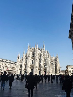 Milan, İtalya - 26 Mart 2025: Açık bir günde Milano 'da ziyaretçilerle muhteşem bir Duomo