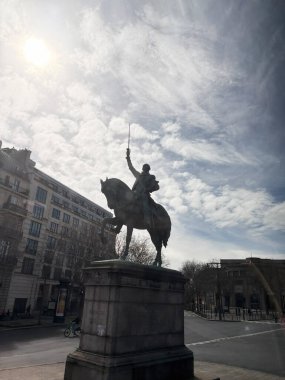 Paris, Fransa - 28 Mart 2025: George Washington 'un tarihi binicilik heykeli bulutlu bir gökyüzünün altında şehir meydanında belirgin bir şekilde sergilendi