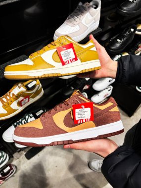 Paris, Fransa - 28 Mart 2025: Bir moda dükkanında iki renkli Nike ayakkabısının yakın çekimi 