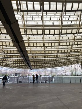 Paris, Fransa - 28 Mart 2025: Paris manzaralı çağdaş mimari çatı tasarımı.