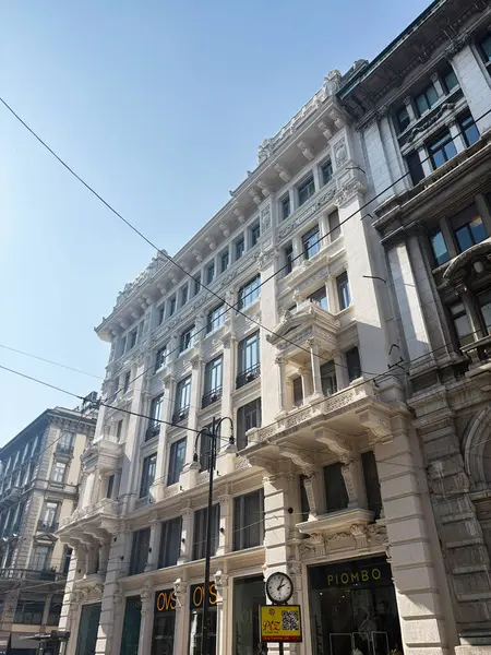 Milan, İtalya - 26 Mart 2025: Milano 'da berrak mavi gökyüzünün altındaki muhteşem bir binanın klasik mimarisi.