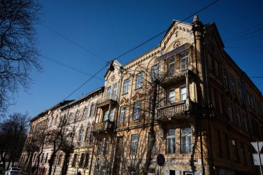 Lviv, Ukrayna - 07 Nisan 2025: Lviv 'de açık mavi gökyüzü ile tarihi bir mimari yapı