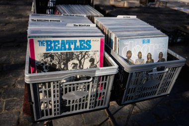 Lviv, Ukrayna - 07 Nisan 2025: The Beatles ve The Doors albümlerini içeren iki kasa vinil plak.