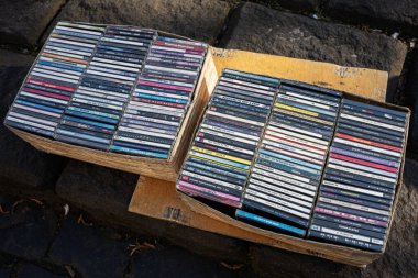 Lviv, Ukrayna - 07 Nisan 2025: Açık ahşap kutularda düzgünce düzenlenmiş kompakt disk çeşitleri.