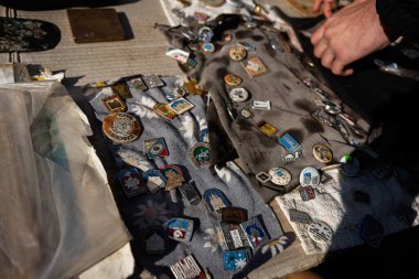 Lviv, Ukrayna - 07 Nisan 2025: Lviv 'de çeşitli tasarım ve temaları gösteren, sergilenmekte olan klasik iğnelerin bir koleksiyonu.