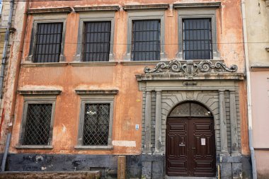 Lviv, Ukrayna - 07 Nisan 2025: Tarihi bir binanın Lviv, Ukrayna 'daki cephesinin mimari ayrıntıları