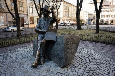Lviv, Ukrayna - 07 Nisan 2025: Ukrayna 'nın Lviv kentindeki bir kaya heykeli üzerinde ressam Nikifor Krynicki' nin bronz heykeli