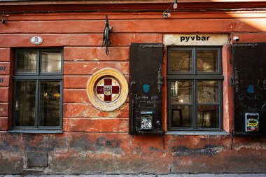 Lviv, Ukrayna - 07 Nisan 2025: Lviv, Ukrayna 'da kırsal bir duvarı ve penceresi olan manzaralı bir klasik bar cephesi.