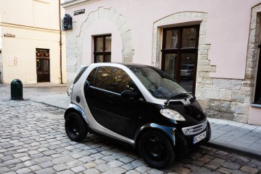 Lviv, Ukrayna - 07 Nisan 2025: Avrupa 'da tarihi geçmişi olan küçük şehir otomobili Smart ForTwo.