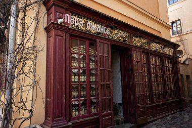 Lviv, Ukrayna - Nisan 07, 2025: Lviv 'in eski kasabasındaki ahşap dekorlu Sergei Paradanov mağazasının büyüleyici klasik dış görünüşü.
