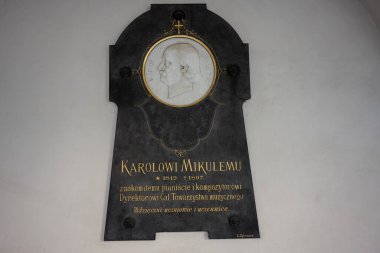 Lviv, Ukrayna - 07 Nisan 2025: Karol Mikuli 'nin profilinin kazılı olduğu, tarihli ve duvara monte edilmiş anıt levhası. 