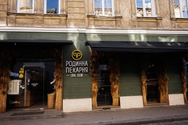 Lviv, Ukrayna - 07 Nisan 2025: Lviv 'deki pastanenin dekoratif doğadan esinlenilmiş özellikleri ve güneşli atmosferiyle dışı