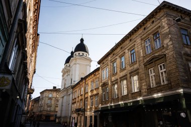 Lviv, Ukrayna - 07 Nisan 2025: Lviv, Ukrayna 'nın kilise ve sokak mimari mirasının sergilendiği parlak sahne.