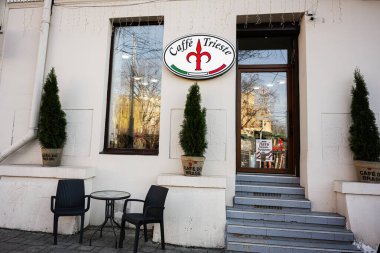 Lviv, Ukrayna - 07 Nisan 2025: Saksı bitkileri, sandalyeler ve hoş bir atmosferi olan tuhaf bir Trieste kafesi.